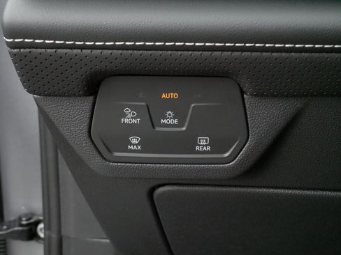 Certified 2026 Volkswagen Atlas Cross Sport SE AWD/4WD image 27