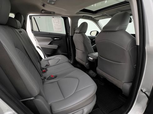 Used 2021 Toyota Highlander XLE AWD/4WD image 14