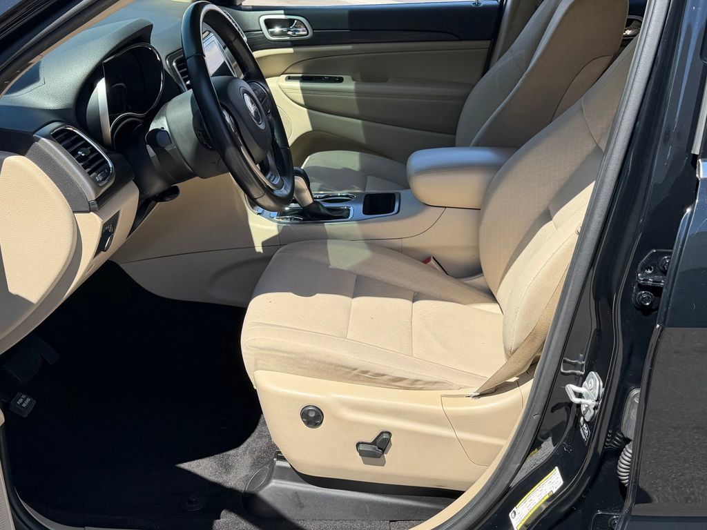 Certified 2022 Jeep Grand Cherokee Laredo E RWD image 19