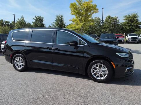 Certified 2024 Chrysler Pacifica Touring-L FWD image 2
