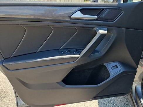 Used 2022 Volkswagen Tiguan SE w/ Panoramic Sunroof Package AWD/4WD image 13