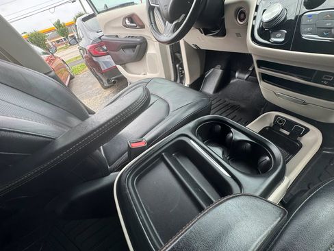 Used 2019 Chrysler Pacifica Touring-L FWD image 29