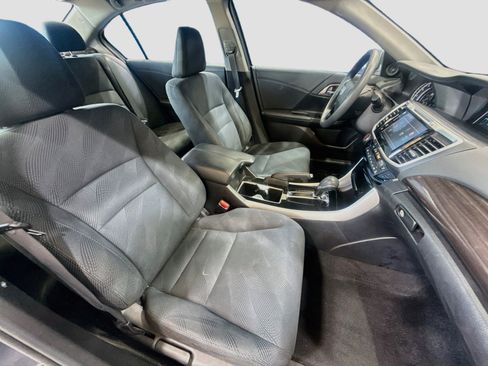 Used 2017 Honda Accord EX image 18