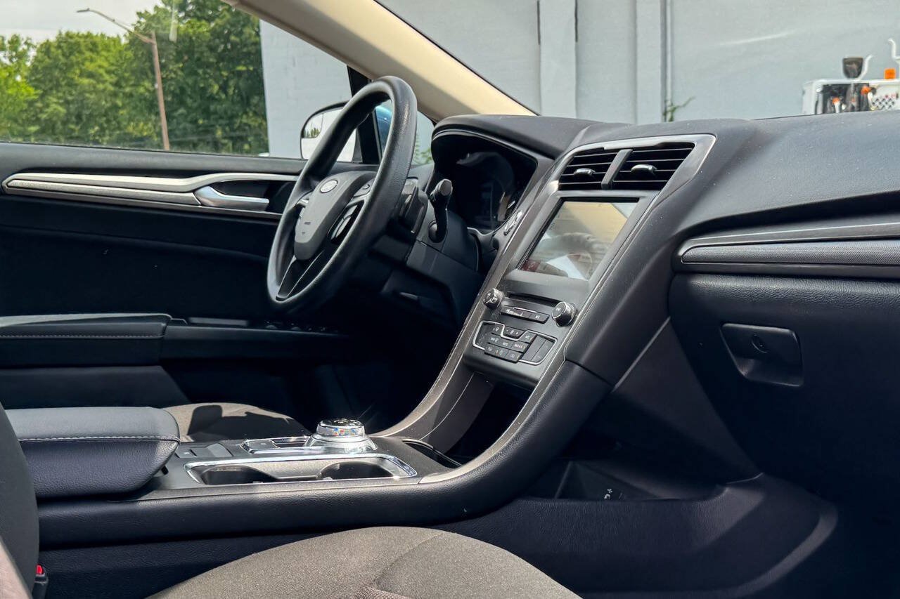 Used 2018 Ford Fusion SE w/ Fusion SE Technology Package FWD image 11