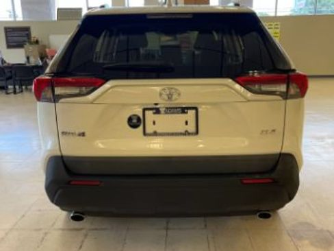 Used 2022 Toyota RAV4 XLE Premium FWD image 5