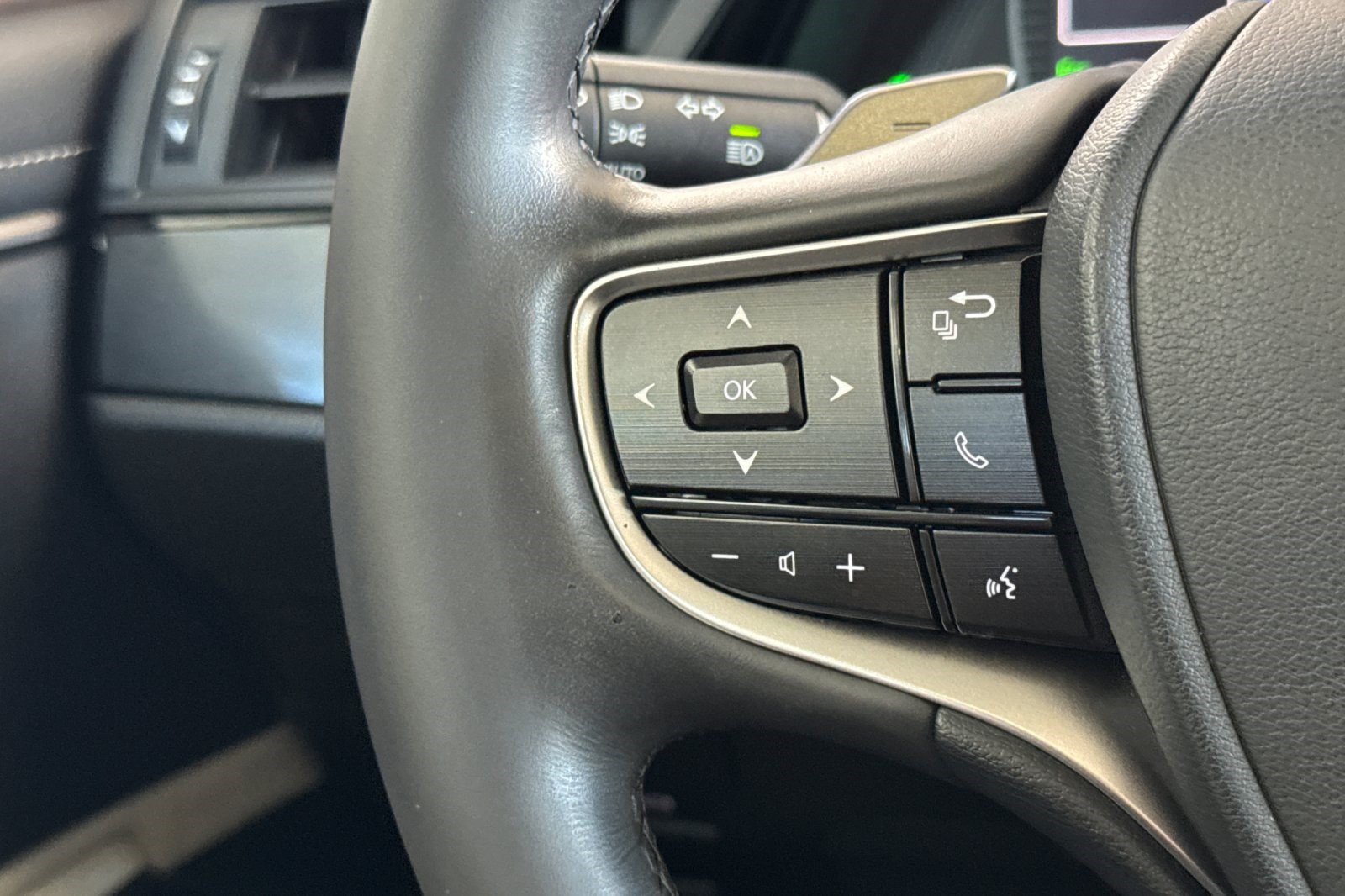 Certified 2024 Lexus ES 300h w/ Premium Package FWD image 29
