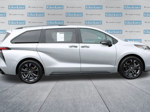 Used 2025 Toyota Sienna XSE w/ XSE Premium Package FWD image 4