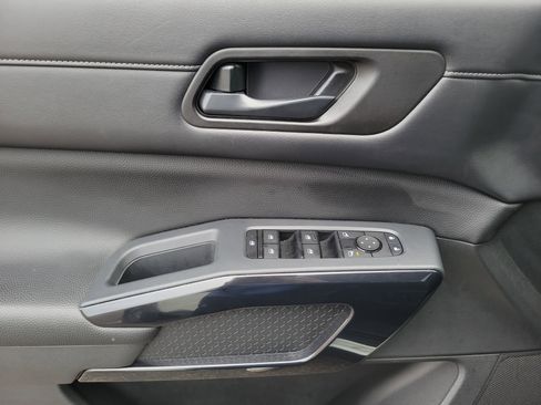 Used 2024 Nissan Pathfinder SV image 17