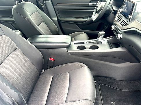 Used 2025 Nissan Altima 2.5 SV FWD image 23