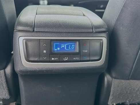 Used 2018 Toyota Highlander SE FWD image 17