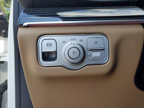 Used 2025 Mercedes-Benz GLS 580 4MATIC image 30