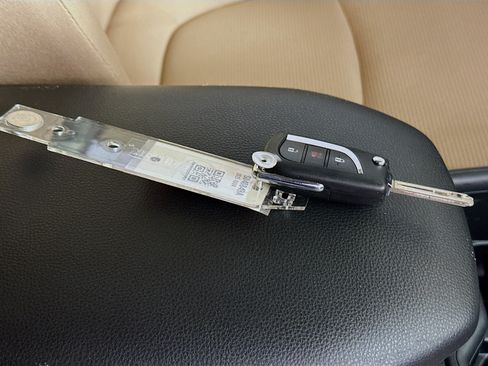Used 2025 Toyota RAV4 LE AWD/4WD image 32
