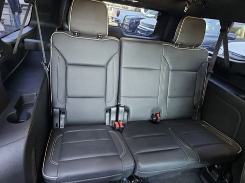 Used 2023 GMC Yukon XL SLT w/ SLT Luxury Package image 28