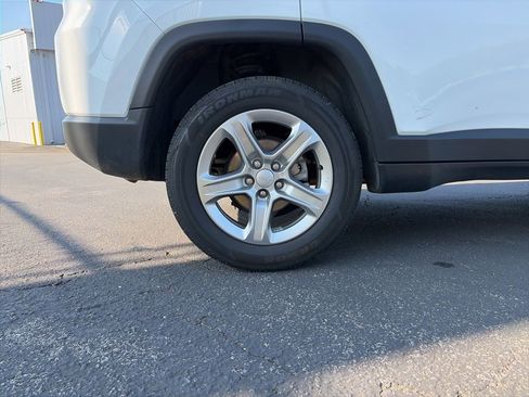 Used 2024 Jeep Compass Latitude image 9