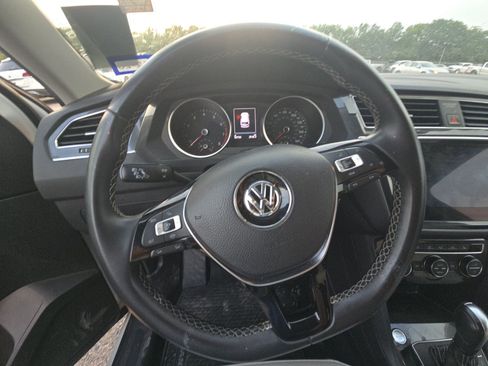 Used 2021 Volkswagen Tiguan SE FWD image 11