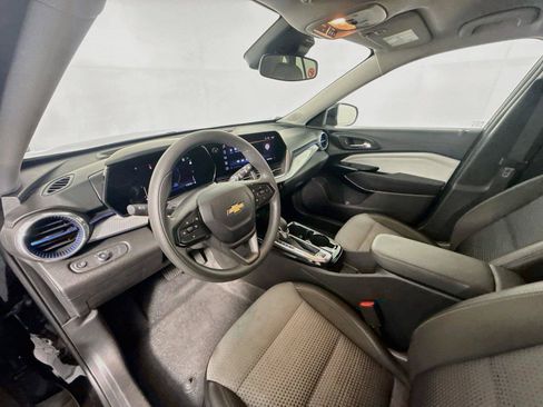 Used 2025 Chevrolet Trax LT FWD image 11