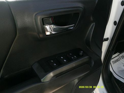 Used 2022 Toyota Tacoma TRD Off-Road image 12