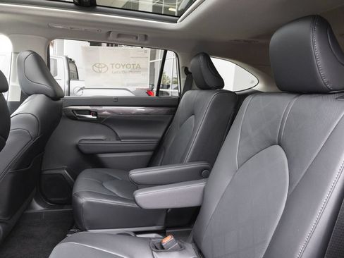 New 2026 Toyota Highlander Platinum AWD/4WD image 10