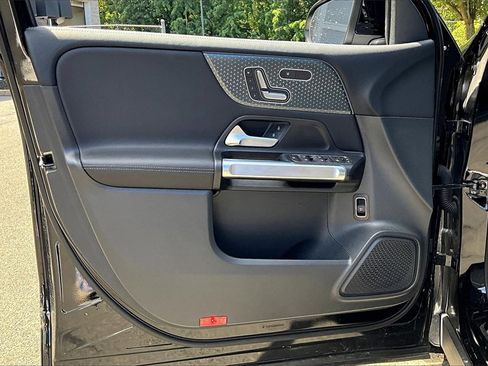 Used 2025 Mercedes-Benz GLB 250 4MATIC image 18