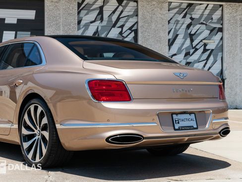 Used 2022 Bentley Flying Spur W12 image 13