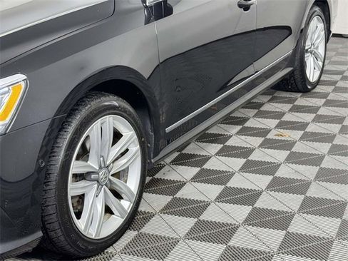 Used 2017 Volkswagen Passat 1.8T SEL Premium image 13