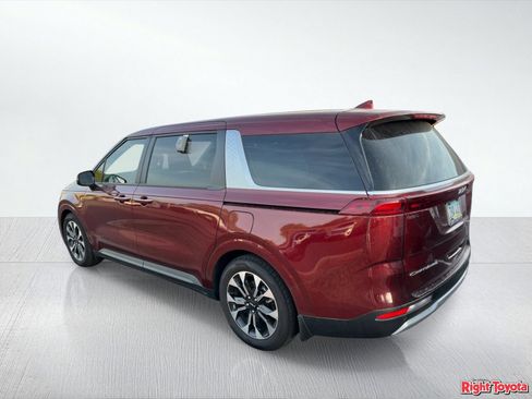 Used 2022 Kia Carnival EX FWD image 3
