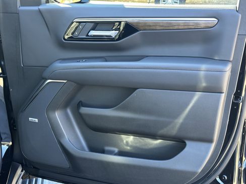 New 2026 Chevrolet Suburban High Country image 17