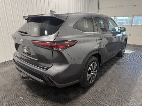 Used 2024 Toyota Highlander XLE AWD/4WD image 5