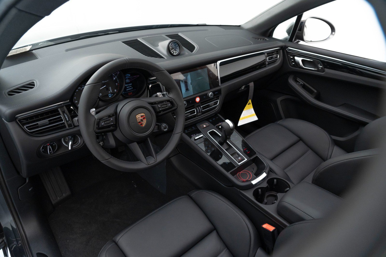 Certified 2025 Porsche Macan Turbo AWD/4WD image 4