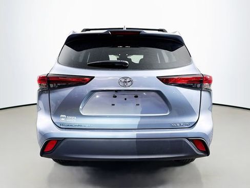 Used 2023 Toyota Highlander XLE AWD/4WD image 5