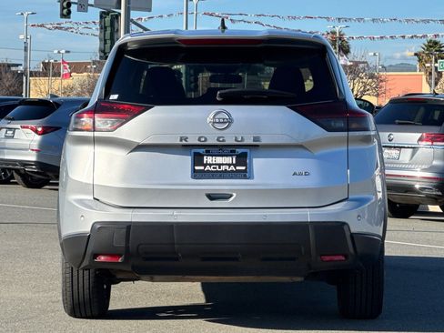 Used 2024 Nissan Rogue S image 5