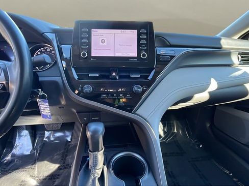 Used 2022 Toyota Camry SE image 9