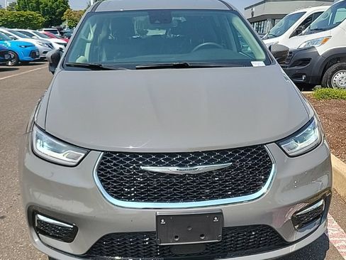 Used 2023 Chrysler Pacifica Touring-L FWD image 8