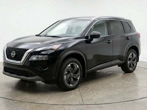 Used 2025 Nissan Rogue SV image 3