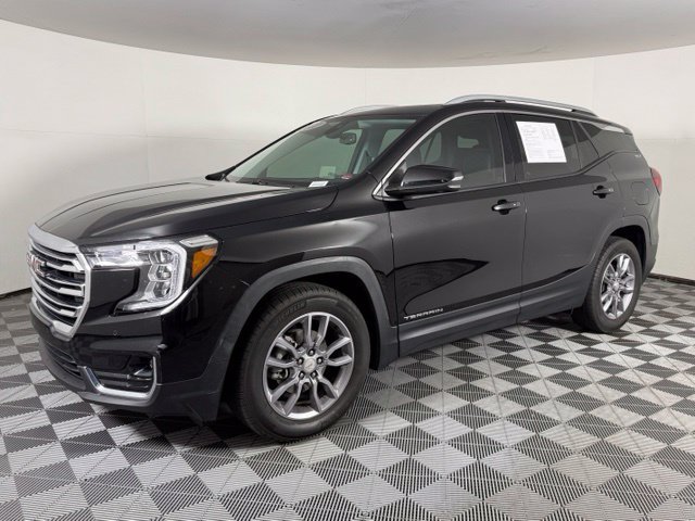 Used 2022 GMC Terrain SLT w/ Tech Package FWD image 2