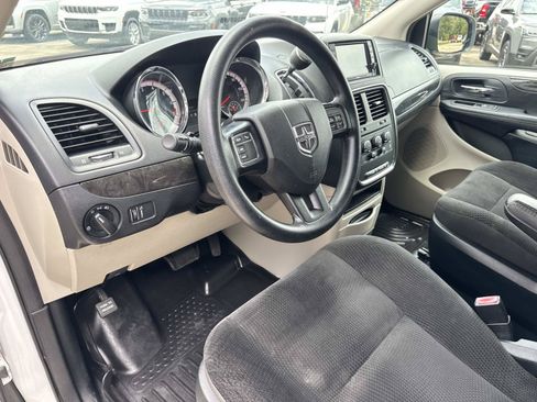 Used 2020 Dodge Grand Caravan SE w/ UConnect Hands-Free Group FWD image 17
