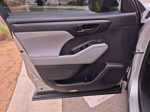 Used 2023 Toyota Highlander L FWD image 19