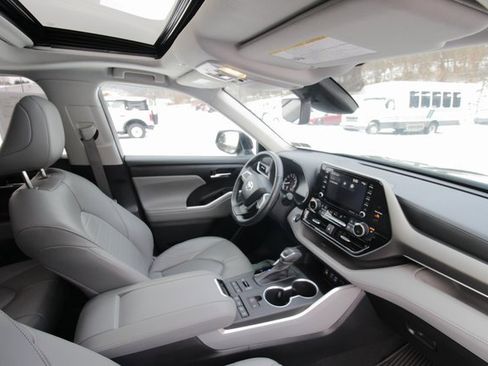 Used 2022 Toyota Highlander XLE image 30