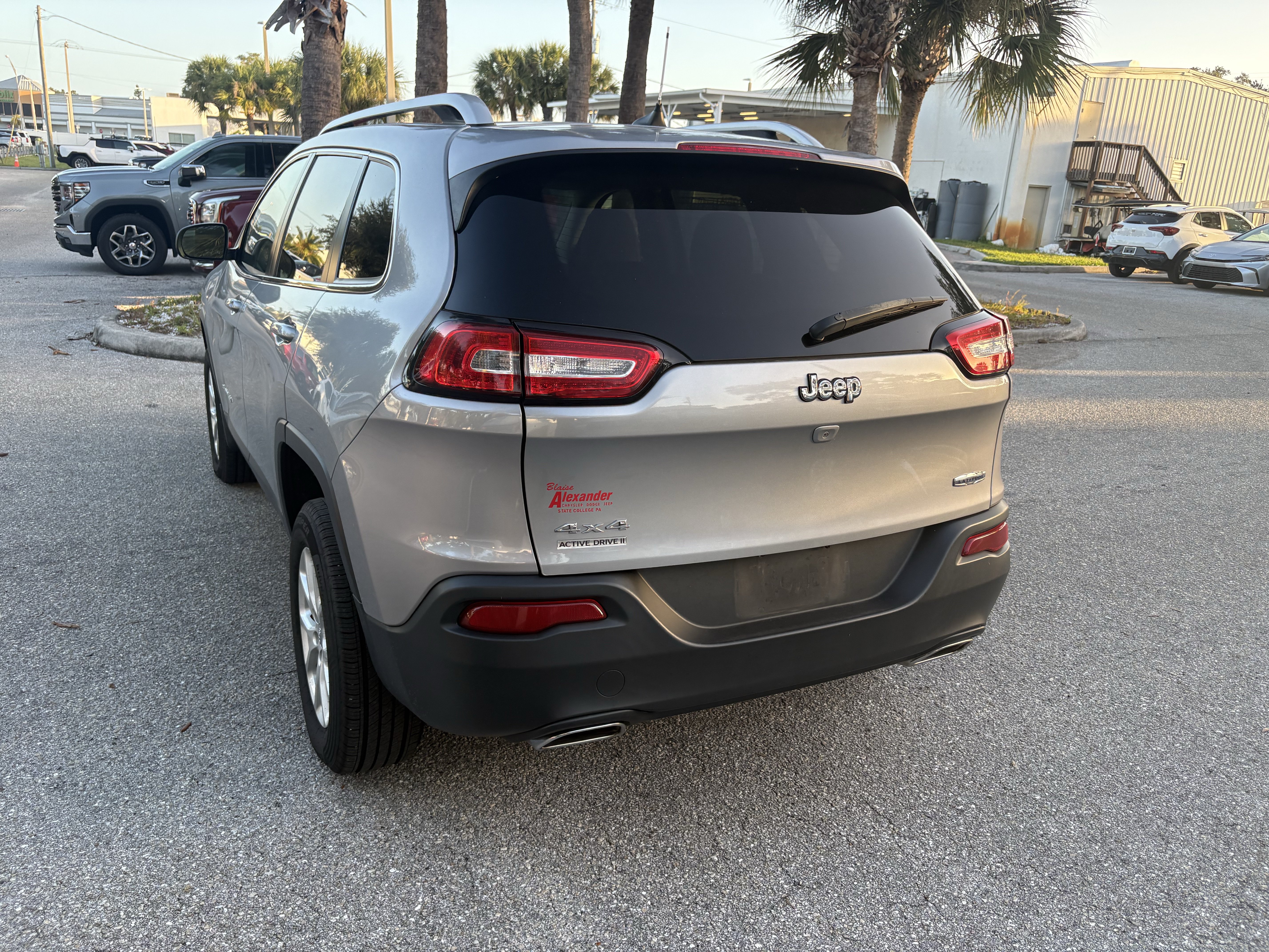Used 2016 Jeep Cherokee Latitude w/ Comfort & Sound Group AWD/4WD image 5