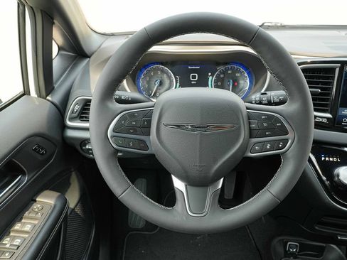 Used 2026 Chrysler Pacifica Select FWD image 30