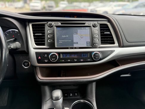 Used 2017 Toyota Highlander XLE AWD/4WD image 29