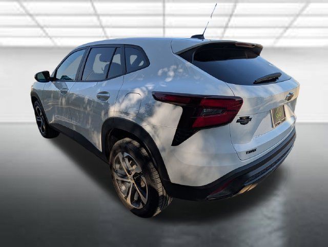 Used 2024 Chevrolet Trax RS FWD image 2