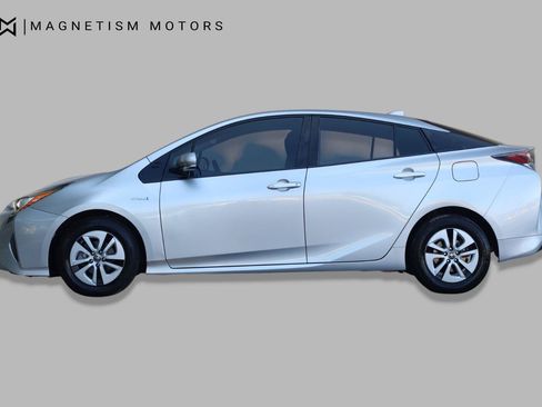 Used 2017 Toyota Prius Two FWD image 2