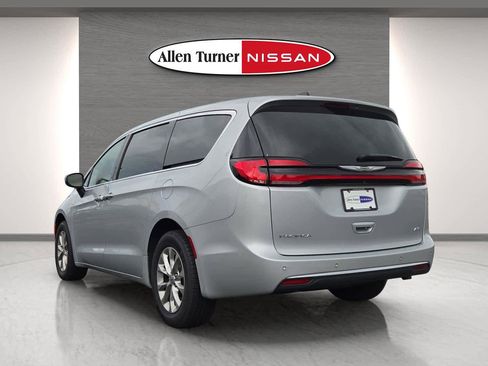 Used 2023 Chrysler Pacifica Touring-L image 18