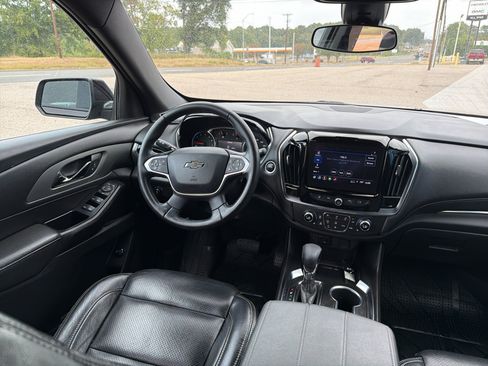 Used 2023 Chevrolet Traverse LT FWD image 18