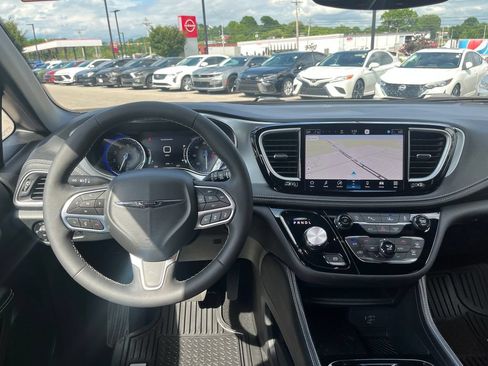 Used 2026 Chrysler Pacifica Limited FWD image 23
