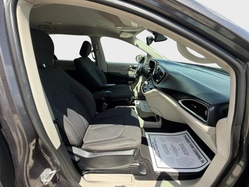 Used 2017 Chrysler Pacifica Touring FWD image 18