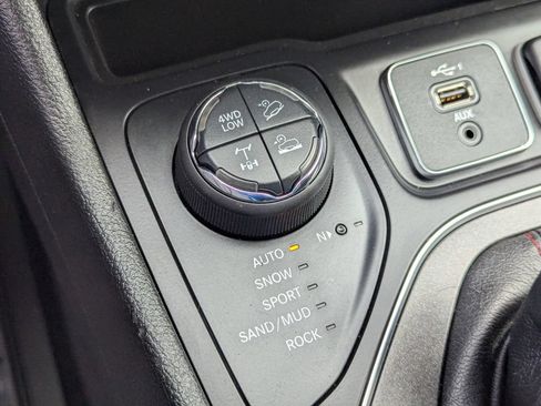 Used 2019 Jeep Cherokee Trailhawk w/ Cold Weather Group AWD/4WD image 17
