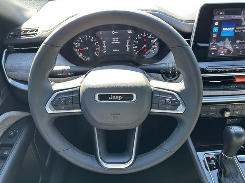 Used 2025 Jeep Compass Latitude image 23