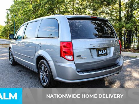 Used 2017 Dodge Grand Caravan SXT FWD image 4